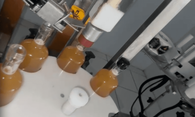 Nosso processo de Envase e rotulação garrafas da Santo Mel